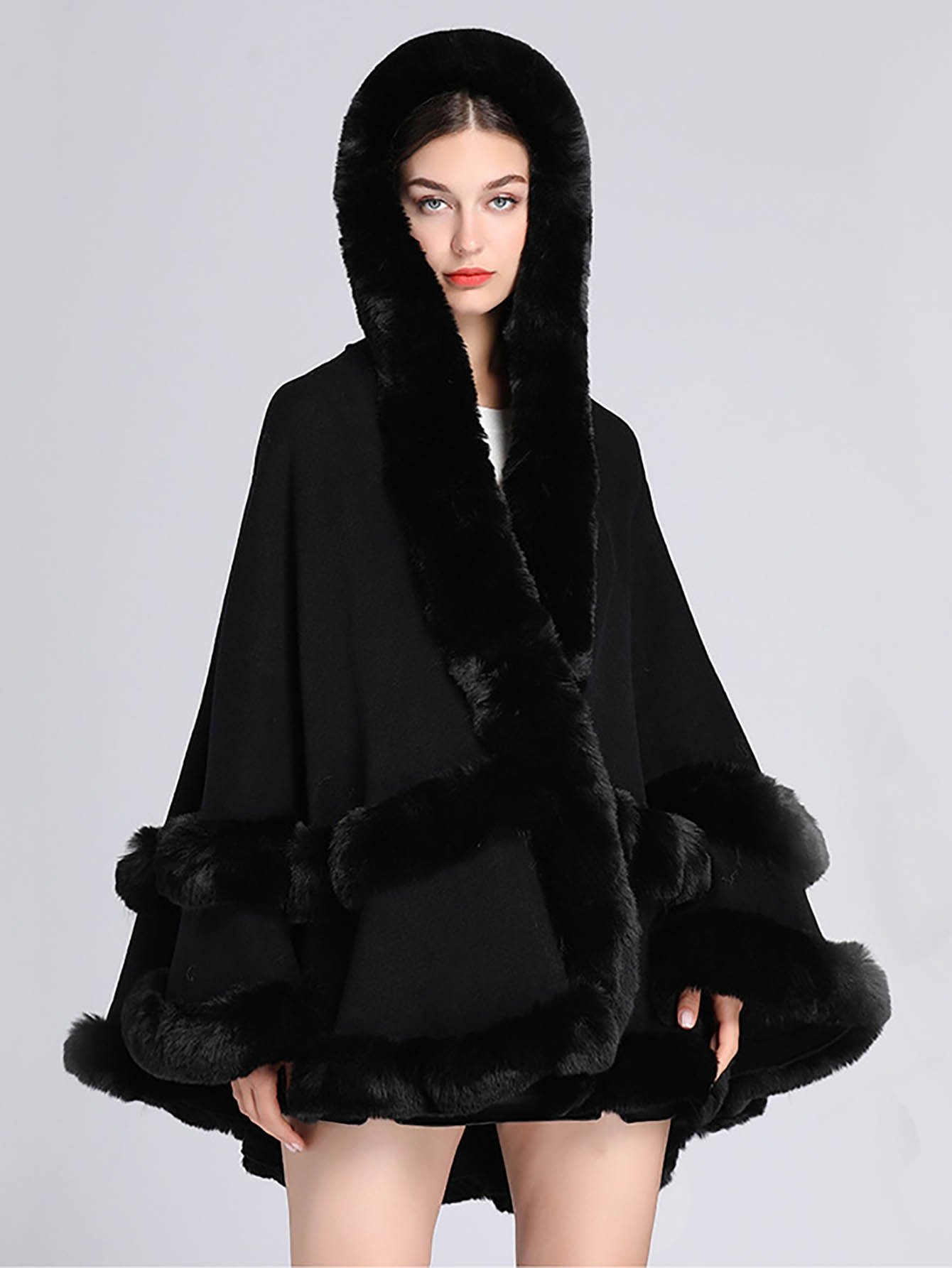 kobieta nosząca czarną dwuwarstwową pelerynę damską