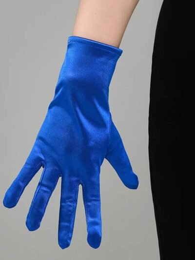 niebieskie eleganckie rękawiczki balowe obrócone tyłem na dłoni modelki