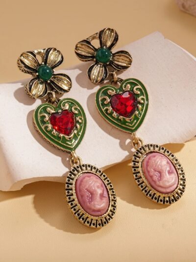 kolorowe i zdobione kolczyki w stylu pałacowym położone na białym materiale na beżowym stole