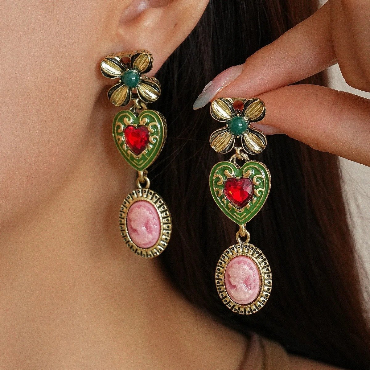 kobieta nosząca kolczyki w stylu pałacowym