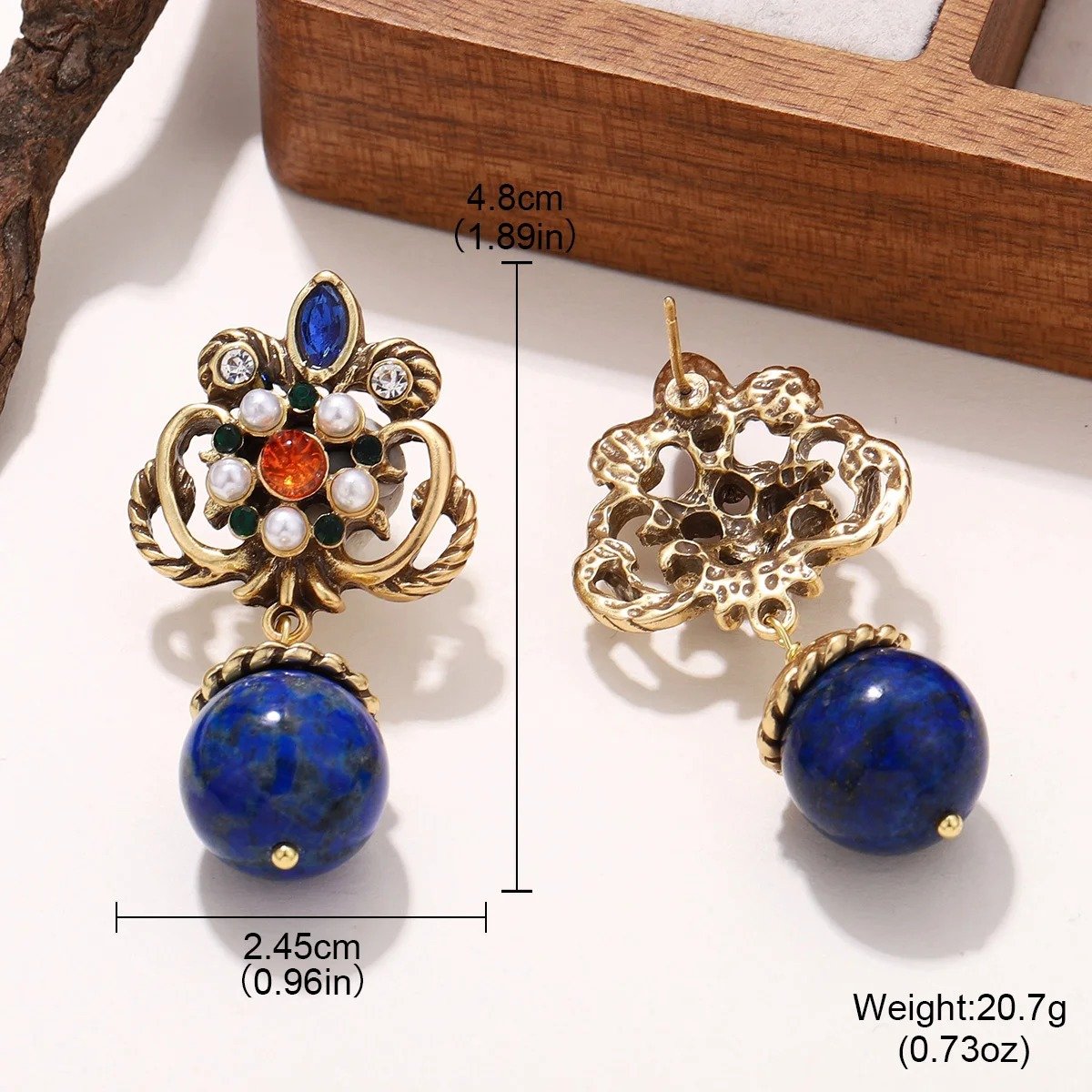 rozmiar kolorowych kolczyków vintage przedstawiony na białym tle