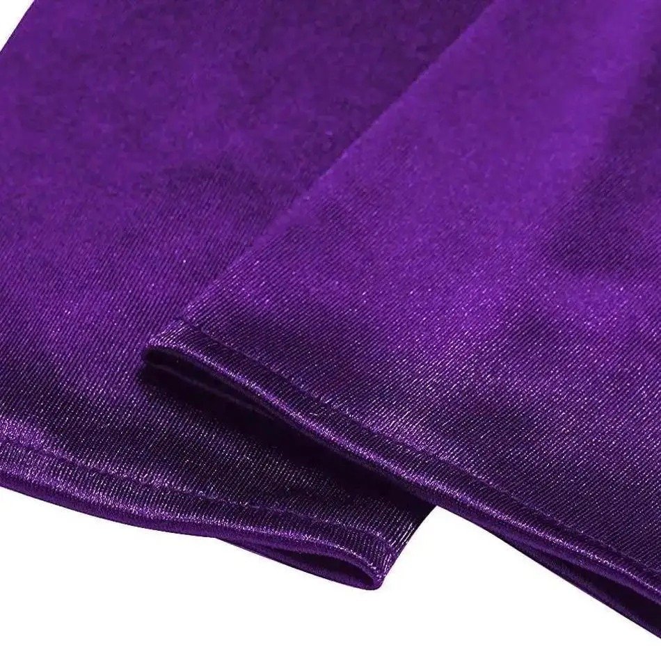 aksamitny materiał fioletowych krótkich rękawiczek karnawałowych położony na białym tle