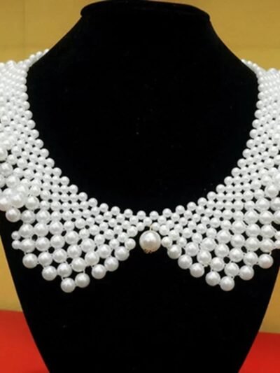 naszyjnik vintage kołnierzyk z perłami na czarnym manekinie