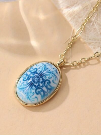 zbliżenie na niebieską zawieszkę na niebieskim naszyjniku vintage
