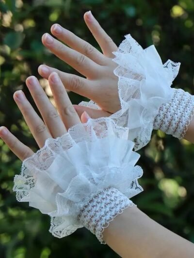 kobieta nosząca białe rękawiczki balowe z koronką, drzewa w tle