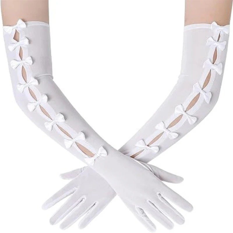 kobieta nosząca białe rękawiczki balowe z kokardami na białym tle