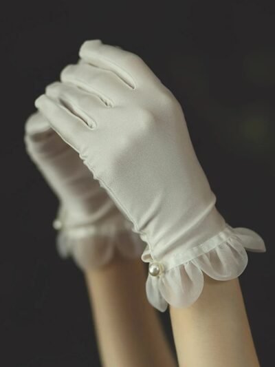 białe rękawiczki z satyny na dłoniach na białym tle