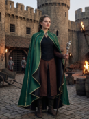 kobieta nosząca brązową spódnicę, czarny top oraz zieloną średniowieczną pelerynę na dworze w zamku