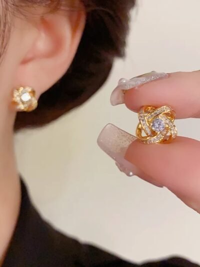 kobieta z ciemnobrązowymi włosami nosząca subtelne kolczyki vintage