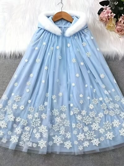jasnoniebieska świąteczna peleryna ze wzorem płatków śniegu oraz puchowym kapturem na szarym tle