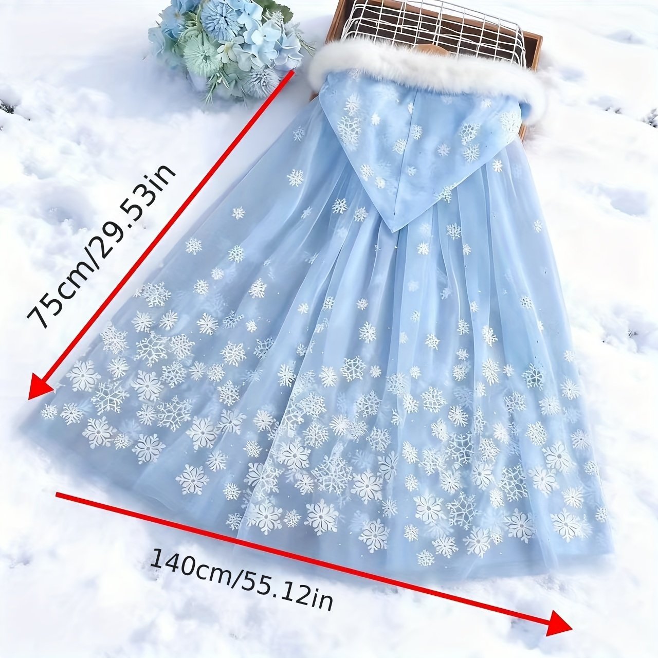 rozmiar świątecznej peleryny przedstawiony na białym śniegu