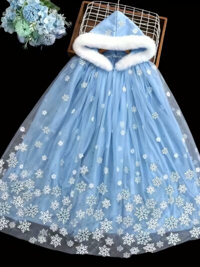 świąteczna peleryna położona na czarnym stole