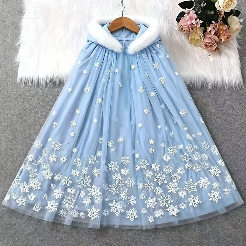 jasnoniebieska świąteczna peleryna ze wzorem płatków śniegu oraz puchowym kapturem na szarym tle
