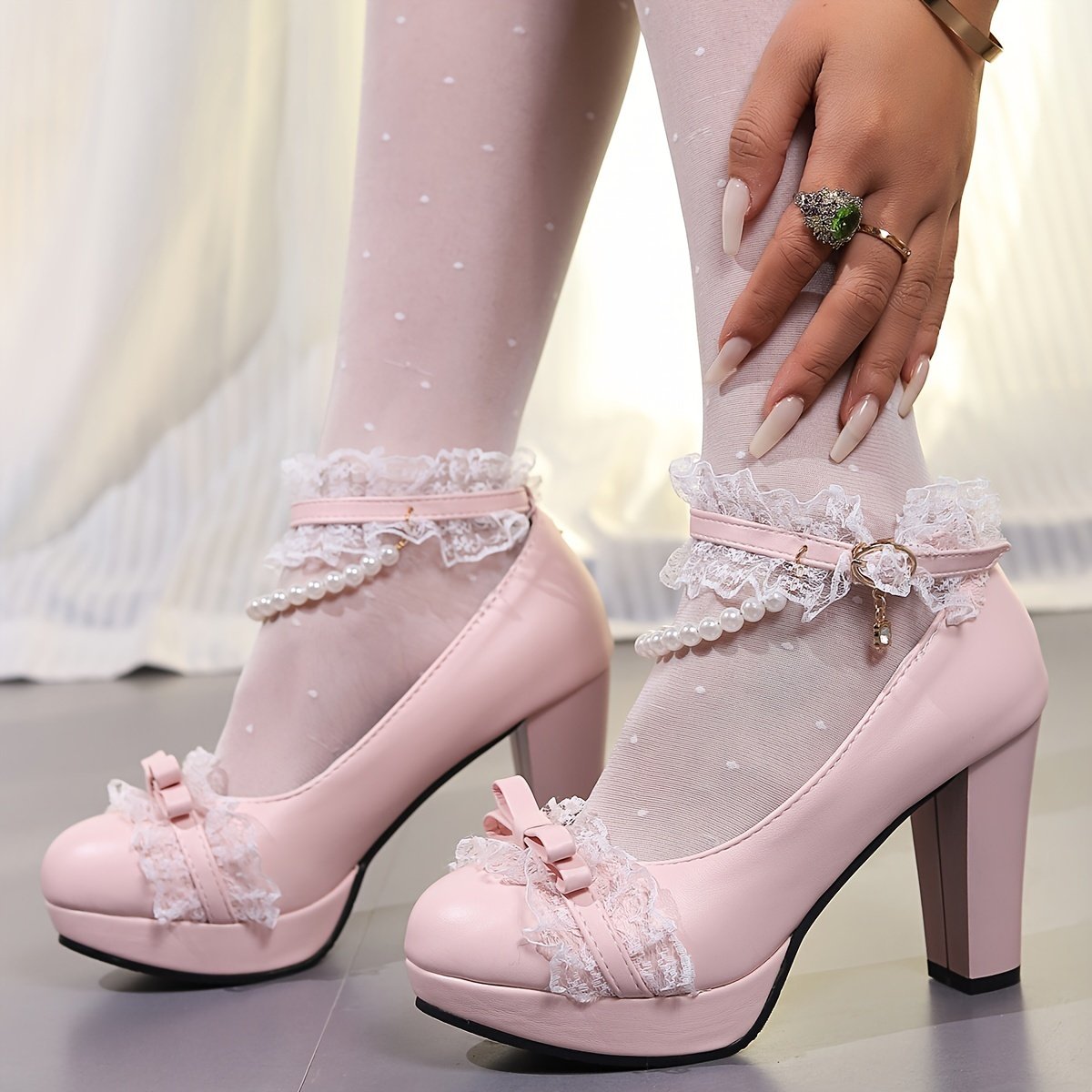 kobieta nosząca różowe urocze buty vintage obrócona bokiem