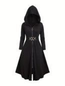 czarna zapinana peleryna damska ze srebrnym paskiem na białym tle