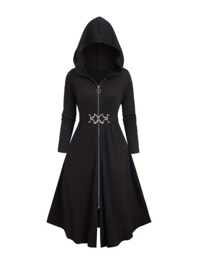 czarna zapinana peleryna damska ze srebrnym paskiem na białym tle