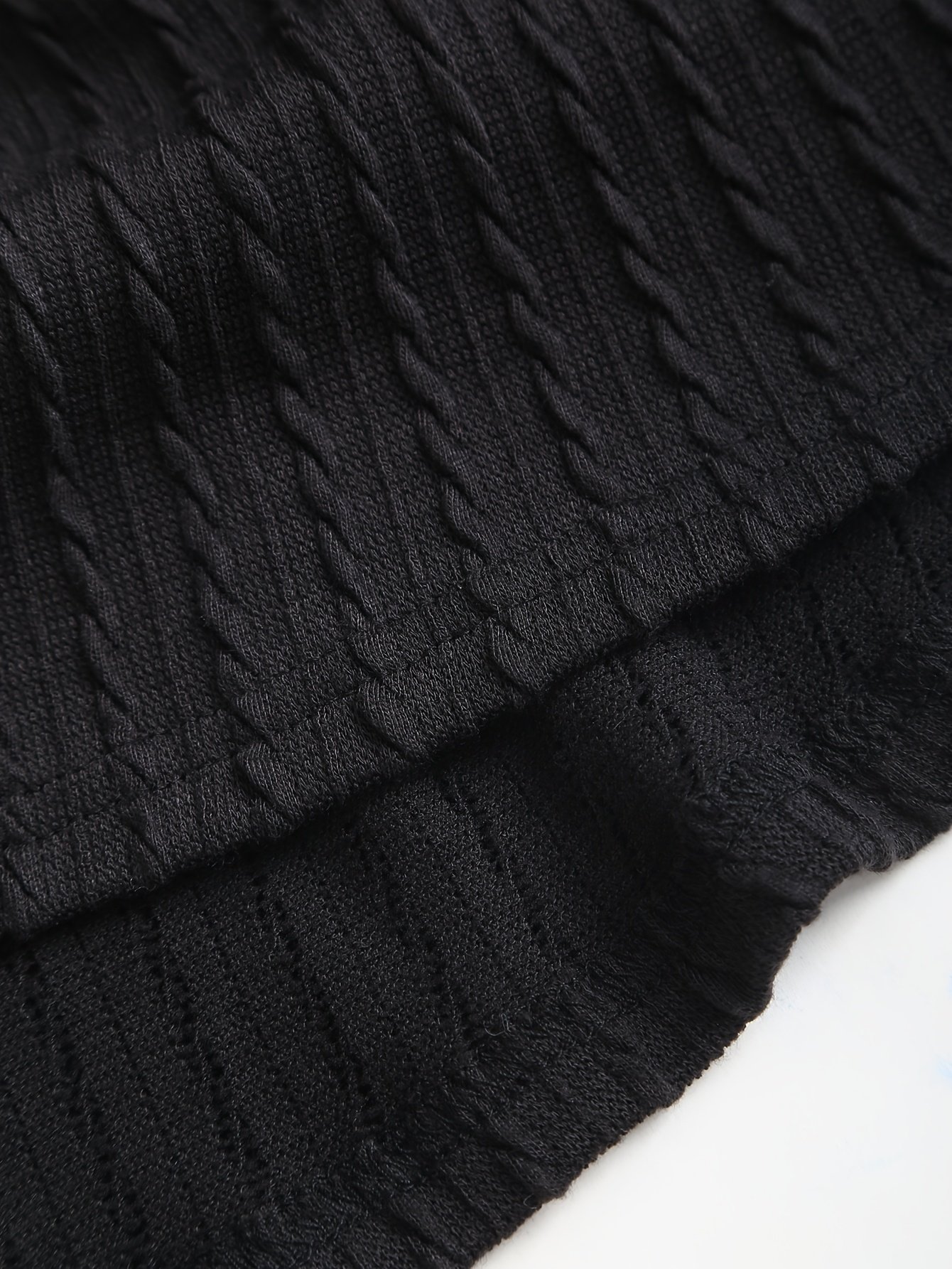 warstwowy materiał czarnej zapinanej peleryny damskiej