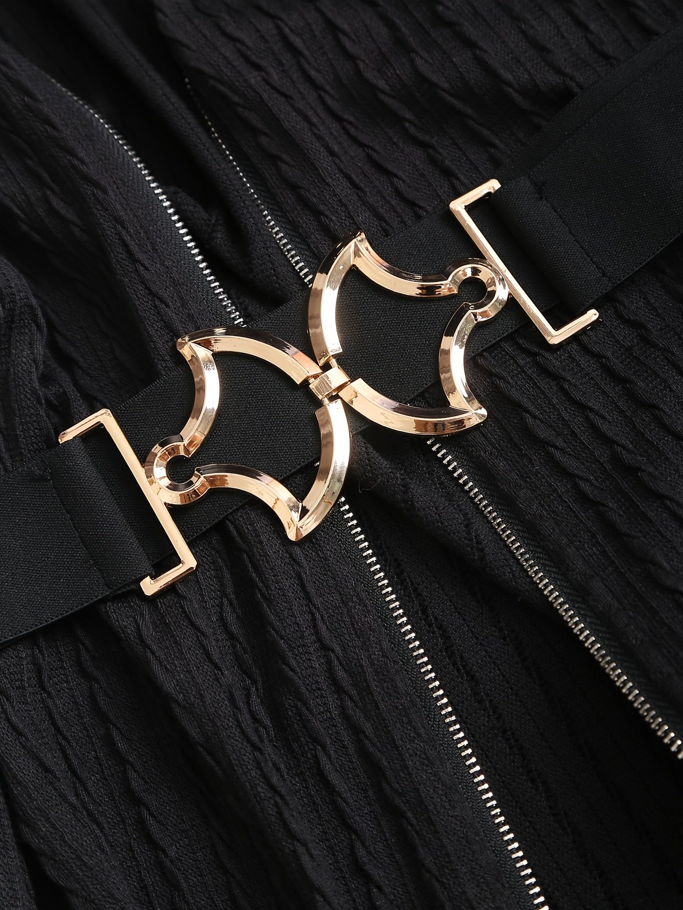 ozdabiany pasek czarnej zapinanej peleryny damskiej