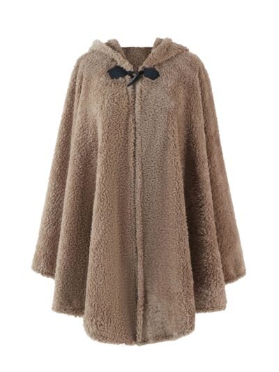 beżowa ciepła peleryna damska z czarnym zapięciem na białym tle