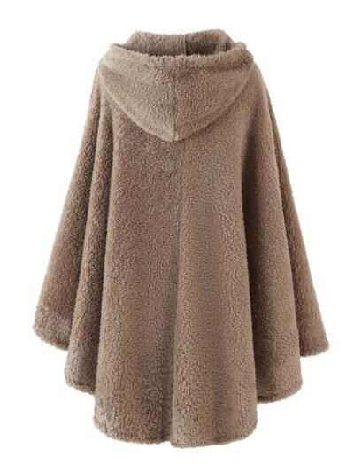 beżowa ciepła peleryna damska z czarnym zapięciem obrócona tyłem na białym tle