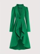 zielona Damska kurtka peleryna z czarnym guzikiem na białym tle