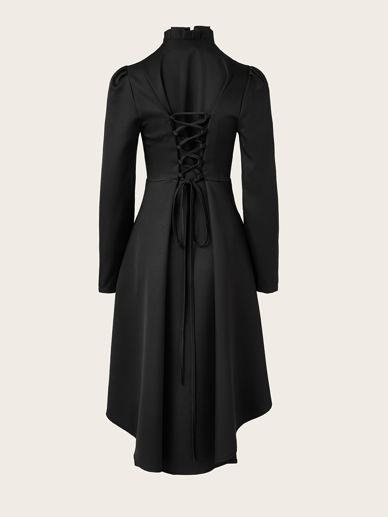 czarna Damska kurtka peleryna z czarnym guzikiem obrócona tyłem na białym tle