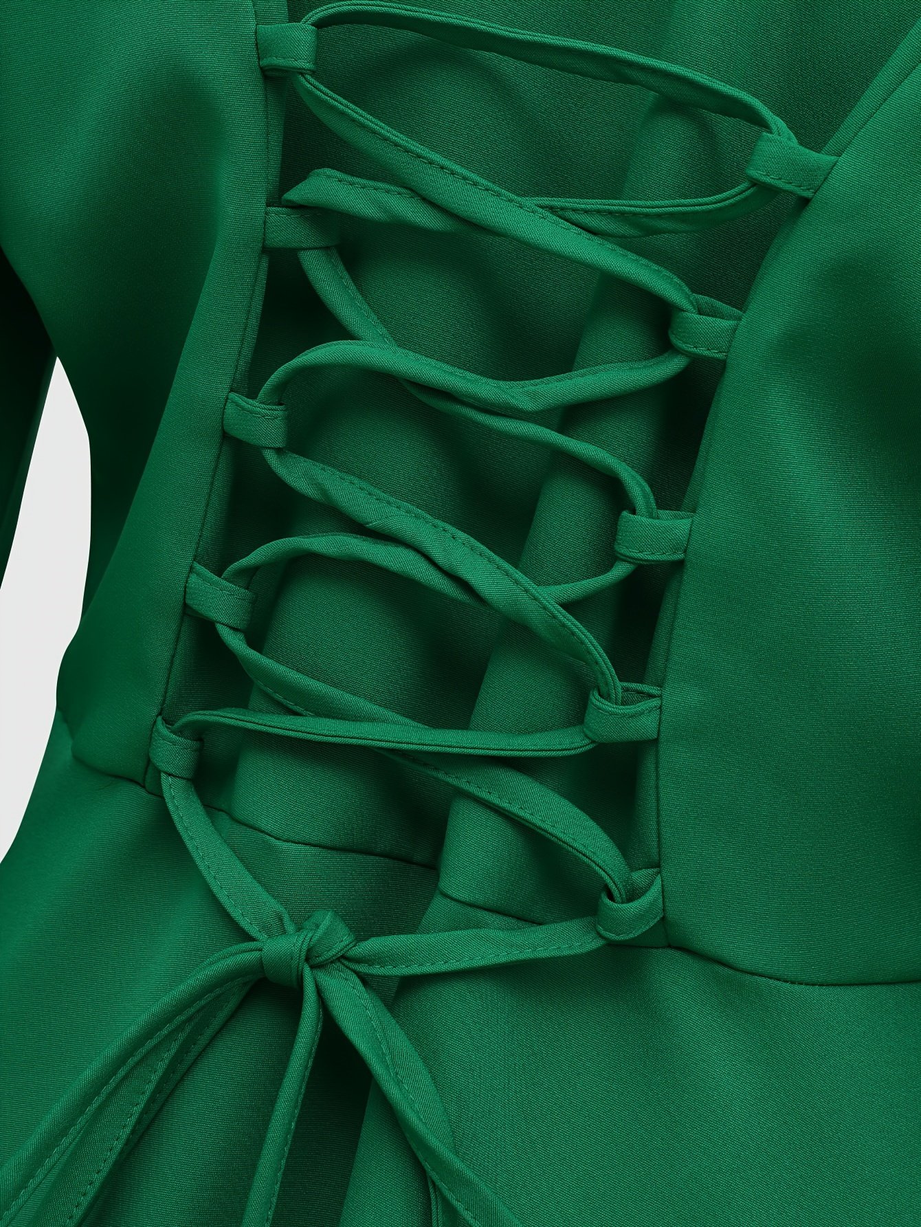 tylne wiązanie zielonej damskiej kurtki pelerynu