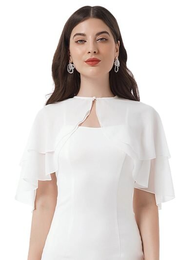 kobieta z brązowymi włosami nosząca białą sukienkę oraz białą elegancką pelerynę do sukienki na niej