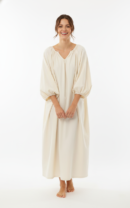 kobieta z brązowymi włosami nosząca białą bawełnianą koszulę nocną vintage na białym tle