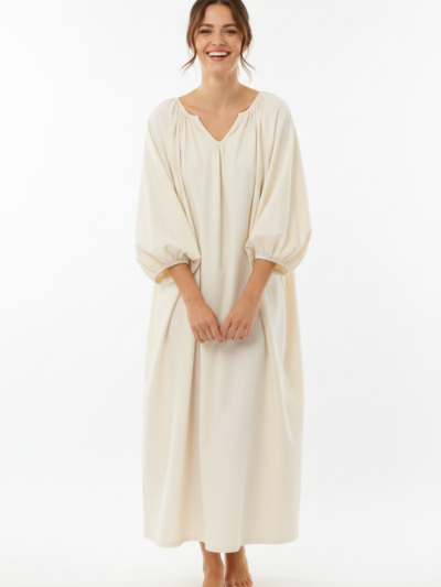 kobieta z brązowymi włosami nosząca białą bawełnianą koszulę nocną vintage na białym tle