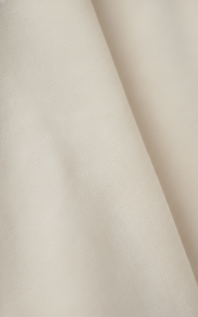 zbliżenie na teksturę oraz biało-beżowy kolor materiału bawełnianej koszuli nocnej vintage