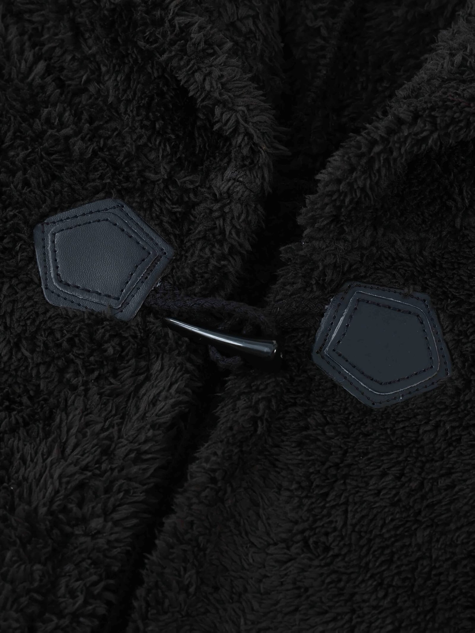 skórzane zapięcie czarnej ciepłej peleryny damskiej