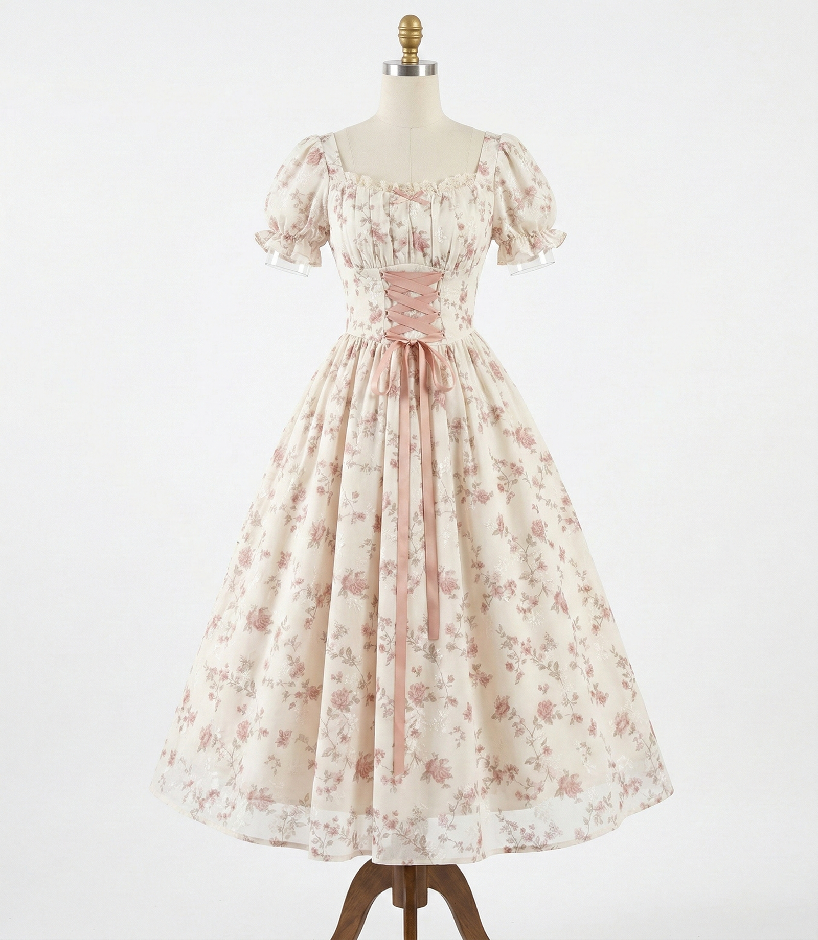 Kremowa sukienka w kwiaty z gorsetowym wiązaniem i bufiastymi rękawami na białym tle