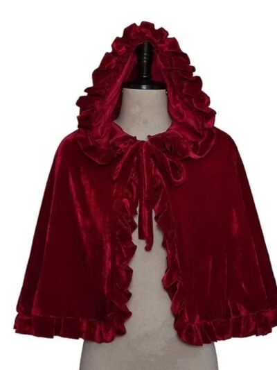 czerwona peleryna z falbanami i kapturem na manekinie na białym tle