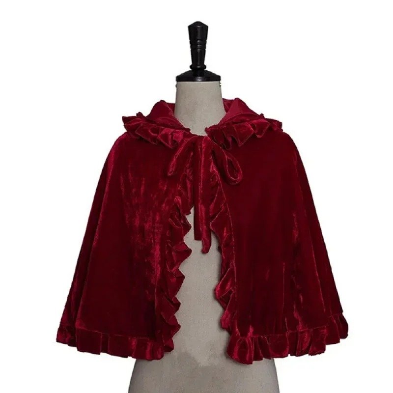 czerwona peleryna z falbanami na manekinie na białym tle