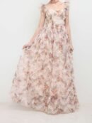 kobieta nosząca sukienkę vintage w kwiaty na białym tle