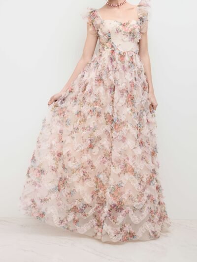 kobieta nosząca sukienkę vintage w kwiaty na białym tle