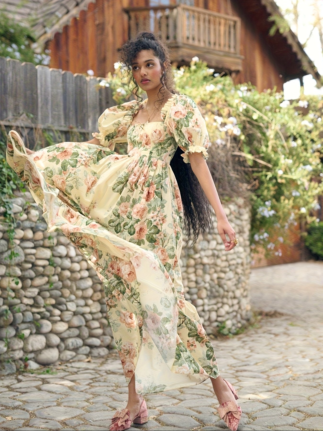 kobieta obracająca się w żółtej sukni balowej midi