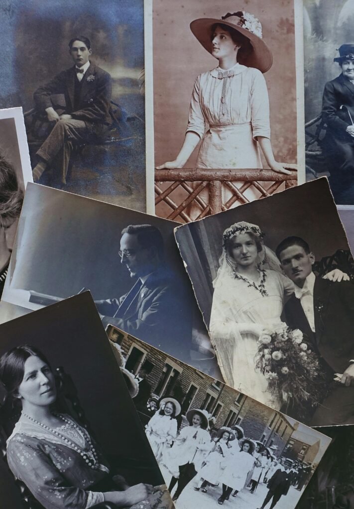 stare czarno-białe zdjęcia osób w dawnych strojach jako reprezentacja tego, co to jest styl retro