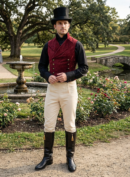 mężczyzna stojący na ścieżce w parku noszący melonik, wiktoriańską kamizelkę męską, bęzowe spodnie oraz czarne kozaki